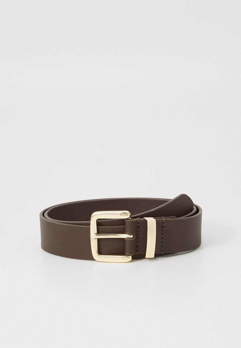 Ceinture en cuir synthétique brun avec une boucle en métal doré rectangulaire et des coutures soignées. Surface plate et lisse sans motifs supplémentaires.