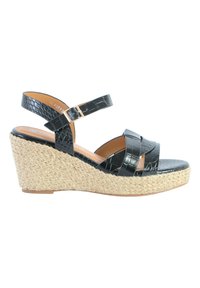 Zwarte wedgesandalen met krokodillenpatroon en een geweven jute hak. Voorzien van een open teen en verstelbare enkelbandjes voor een veilige pasvorm.