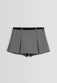 Pantaloni corti grigi con pieghe e cintura nera, dotati di due bottoni sul davanti, realizzati in un tessuto liscio e leggero.