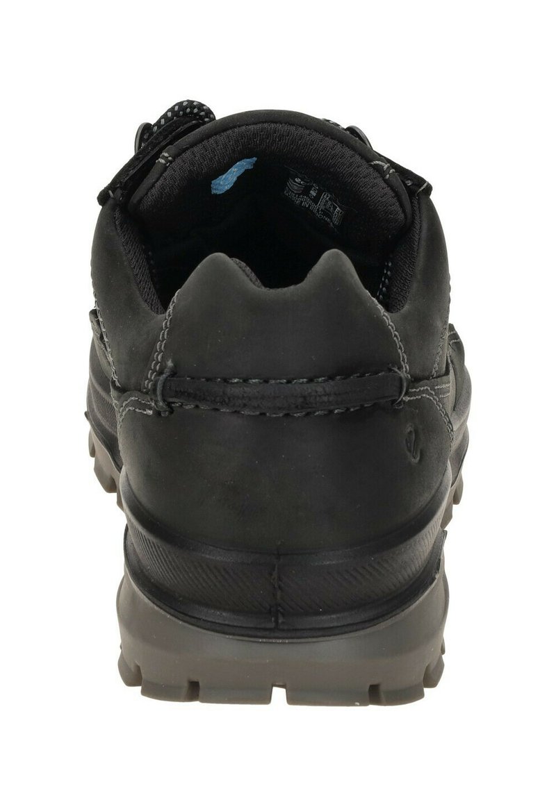 Czarne buty trekkingowe z gładką skórzaną cholewką, okrągłym czubkiem, wyściółką z poduszką wokół kostki oraz teksturowaną gumową podeszwą zapewniającą przyczepność. Dodatkowo zawierają paski z rzepem.