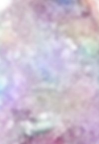 Translucente, iriserende oppervlakte met zachte pastelkleuren van roze, blauw en lavendel, met een gladde textuur en een subtiele glans.