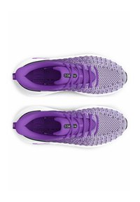 Paarse sportschoenen met een bovenwerk van mesh, versterkt vetersysteem en witte zool; heeft een gestructureerd patroon en het merkembleem op de binnenzool.