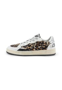 Sneakers con stampa leopardata, pelle bianca e dettagli argentati, superficie texturizzata, suola nera e lacci a contrasto. Branding evidente sul tallone.