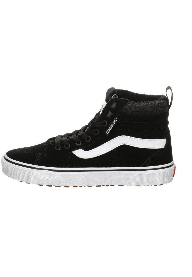Zapatilla alta negra con acentos blancos, parte superior de ante, suela de goma y cuello acolchado. Presenta ojales de metal y detalle de logo.