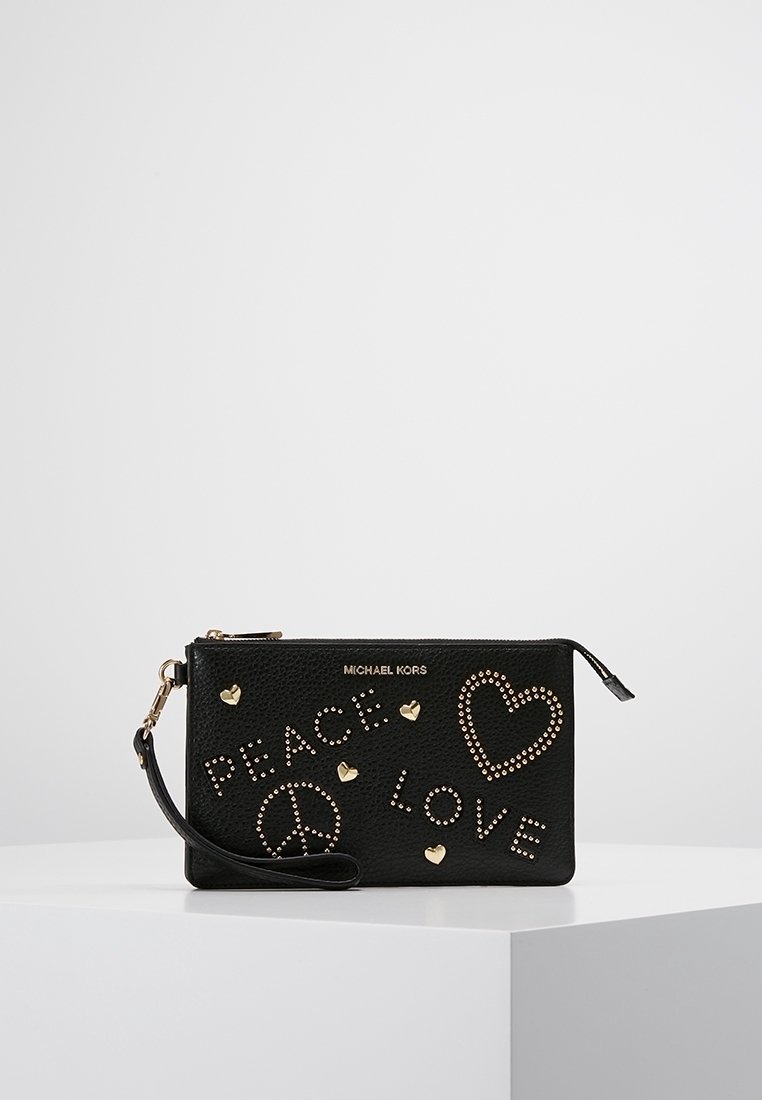 Clutch en cuir noir avec les mots 'Paix' et 'Amour' en design clouté, orné de cœurs dispersés. Comprend une sangle de poignet et une fermeture éclair.