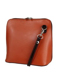 Bruine leren tas met een vierkante vorm, voorzien van een ritssluiting en een afneembare donkere schouderriem. Gladde textuur met zichtbare stiksel-details.