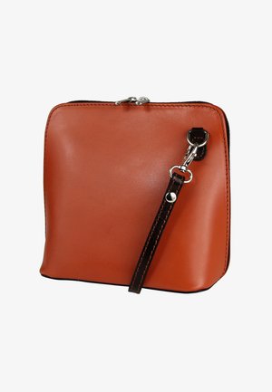 Bruine leren tas met een vierkante vorm, voorzien van een ritssluiting en een afneembare donkere schouderriem. Gladde textuur met zichtbare stiksel-details.