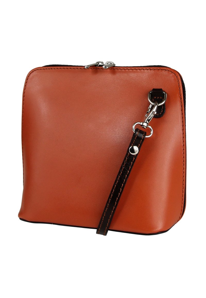 Bruine leren tas met een vierkante vorm, voorzien van een ritssluiting en een afneembare donkere schouderriem. Gladde textuur met zichtbare stiksel-details.