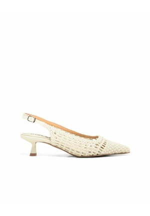 Beige geweven slingback kitten heel schoen met spitse neus en verstelbare gesp.