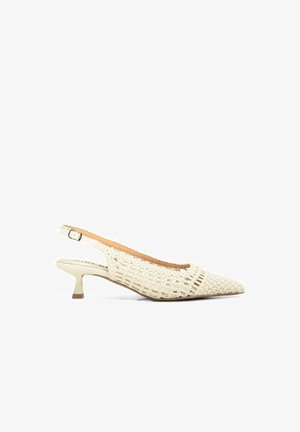 Beige geweven slingback kitten heel schoen met spitse neus en verstelbare gesp.