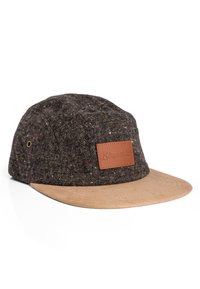 Pruun tweed müts, millel on heleda suede viski. Omab nahkpleki, millel on reljeefne tekst. Sisaldab ventilatsiooniõhku ja tekstuurset pinda.