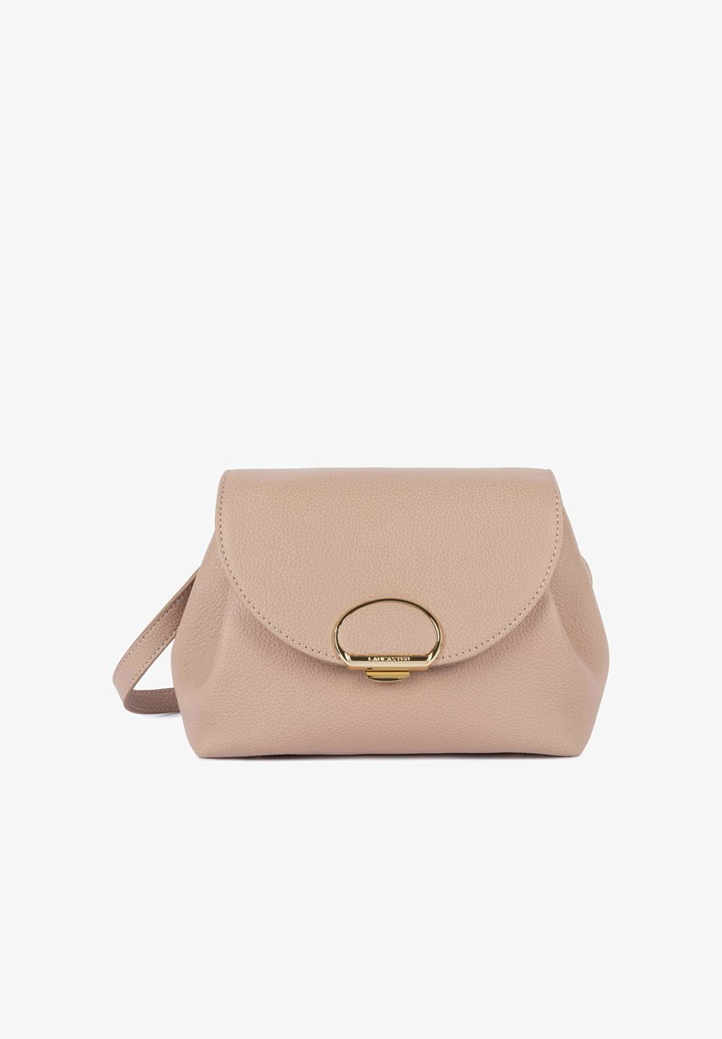 Sac à main en cuir beige avec une finition texturée, un rabat arrondi, une quincaillerie dorée et un fermoir circulaire. Comprend une bandoulière pour le porter à l'épaule.