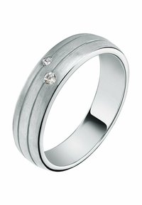 Sörring i silver med borstad yta, prydd med två små diamanter och parallella spår som löper runt ringen. Slät, polerad insida.