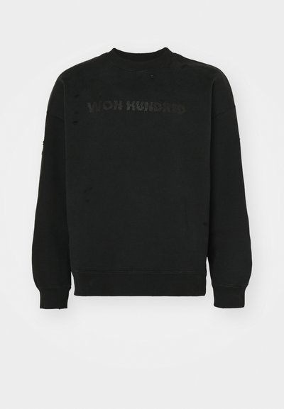 Μαύρη ζακέτα με λαιμόκοψη τύπου crew, διαθέτοντας μια ελαφρώς φθαρμένη υφή και τονισμένο λογότυπο "WON HUNDRED" στο στήθος.