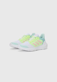 Scarpe sportive con una tomaia in rete bianca, dettagli verde neon, strisce rosa e un tallone azzurro chiaro. Presentano lacci rotondi e una suola texturizzata.