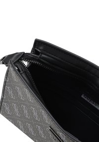 Graue Reißverschlusstasche mit Logo-Muster. Schwarzes Innenfutter, glatte Textur, robuster Reißverschluss und ein kleines metallisches Etikett als Akzent.