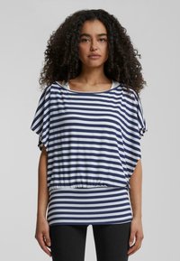 T-shirt ample à rayures horizontales navy et blanches, avec un large col et une bordure élastique, fabriqué en tissu doux et extensible.