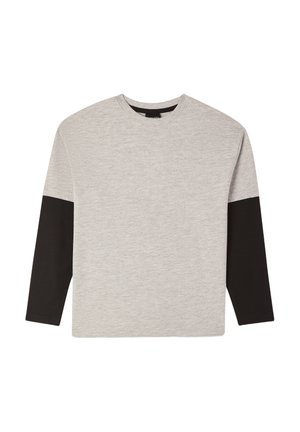 Maglietta grigia a maniche lunghe con manica nera, realizzata in tessuto morbido; presenta un collo rotondo e un design moderno e semplice.
