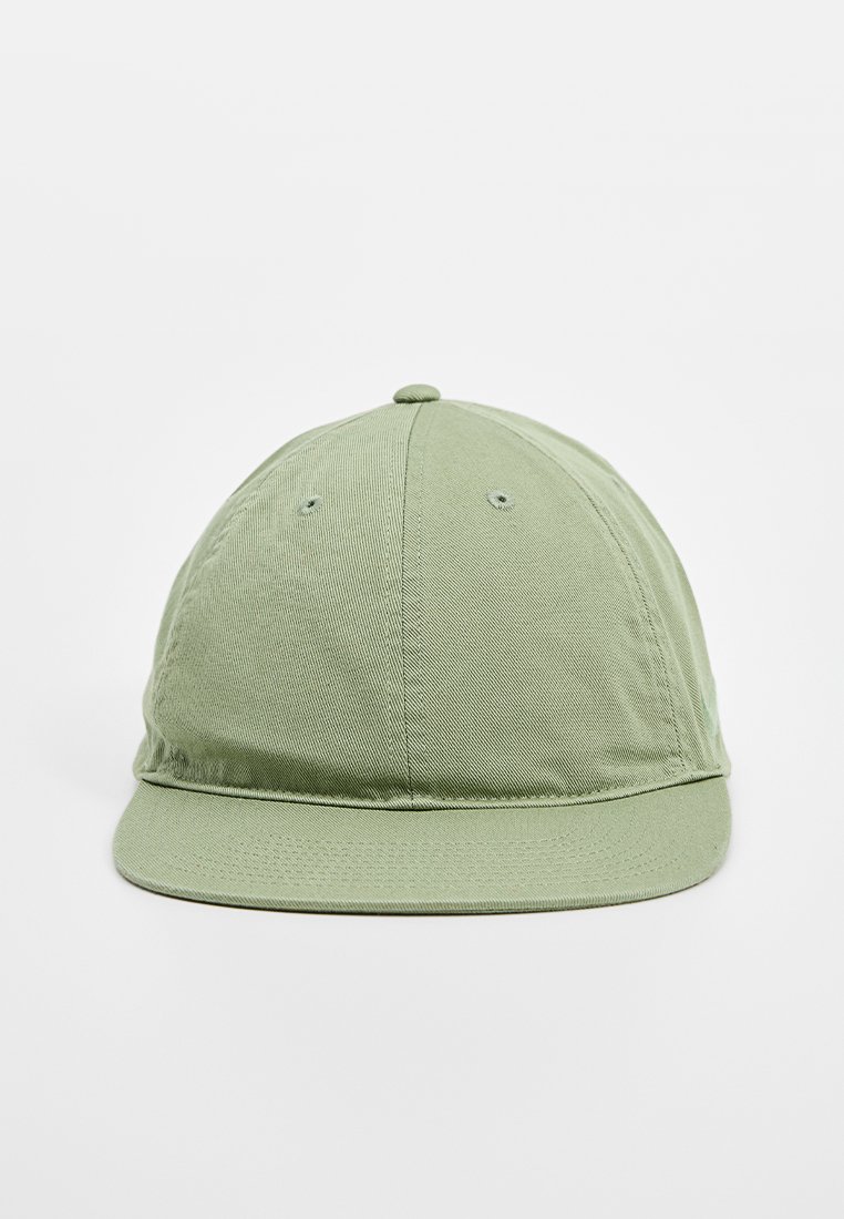 Gorra de béisbol verde de algodón con una corona redondeada, visera curva y agujeros de ventilación en los lados. Tejido texturizado con un acabado suave.