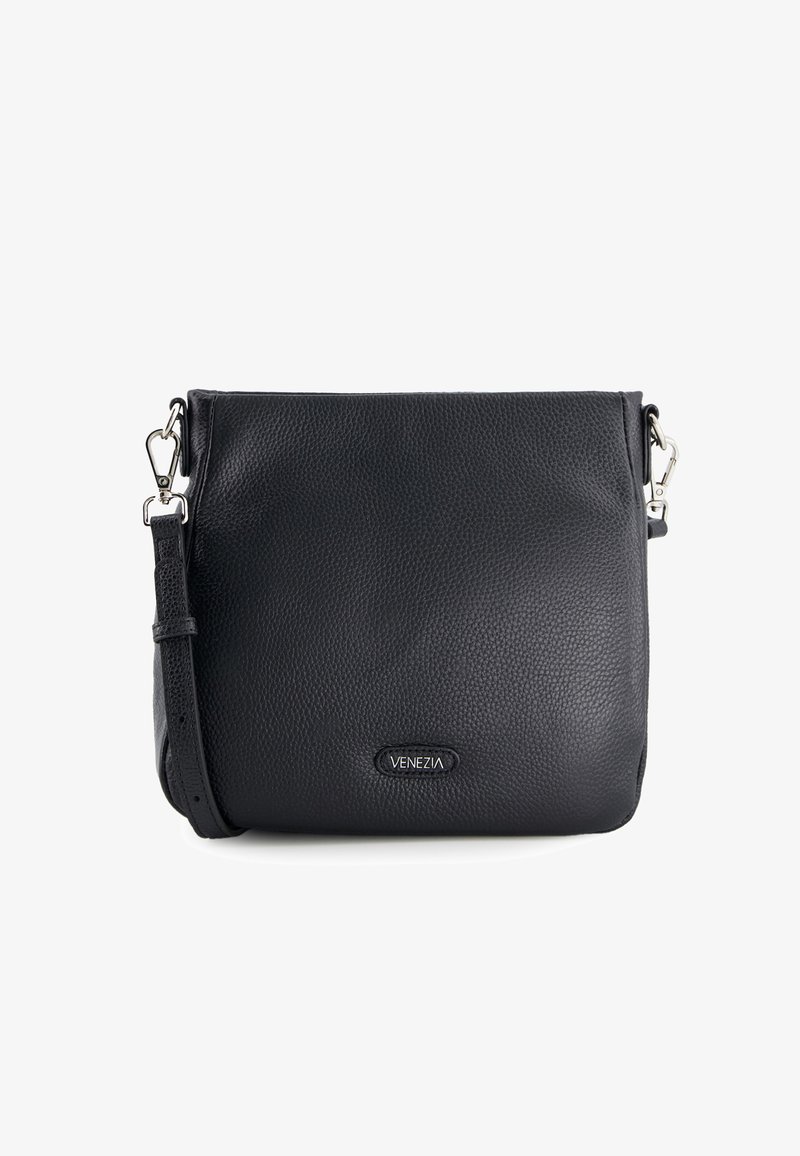 Zwarte leren crossbodytas met een geprofileerde textuur, verstelbare schouderband, zilverkleurige hardware en een logo plaatje aan de voorkant.