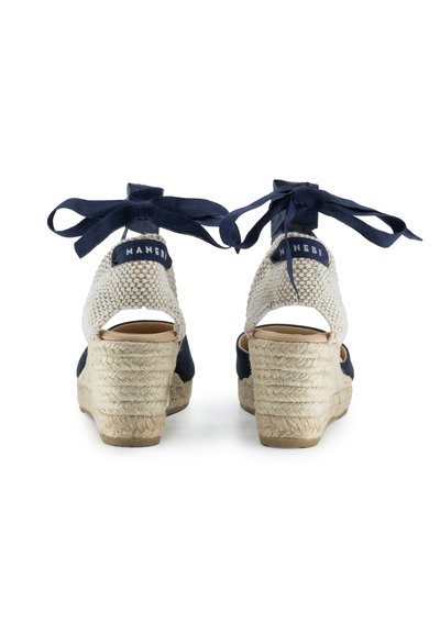 Marineblaue Espadrille-Wedges mit einem Obermaterial aus gewebtem Stoff, einem mit Jute umwickelten Absatz und Bändchen hinten für einen sicheren Halt.