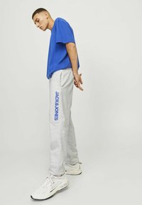 Jack & Jones JOGGING REGULAR FIT - Pantalones deportivos - white melange