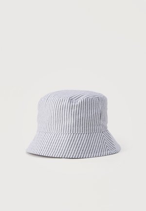 Pălărie tip găleată cu dungi alb-gri deschis, confecționată dintr-un material moale, ușor Șifonat, cu borul înclinat în jos.