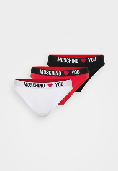 Tri parova ženskih gaćica u bijeloj, crvenoj i crnoj boji. Svaki par ima pojas s logotipom na kojem piše "MOSCHINO ♥ YOU" u kontrastnim bojama.