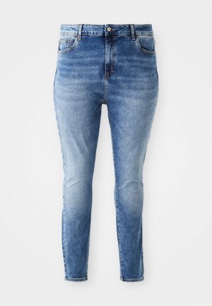 Lys blå denimjeans med slim fit, høy livhøyde, fem-lommers design, og subtil fading på front og bakside for tekstur.