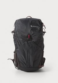 Zaino in nylon nero dal design elegante, con zip superiore, spallacci regolabili e una tasca frontale con cuciture diagonali distintive.