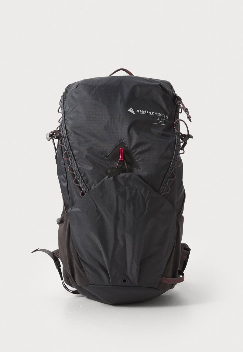 Zaino in nylon nero dal design elegante, con zip superiore, spallacci regolabili e una tasca frontale con cuciture diagonali distintive.