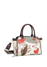 Handtasche in Weiß und gedämpften Farben, mit abstrakten Mustern, braunen Lederelementen, zwei kurzen Tragegriffen und einem abnehmbaren Gurt.