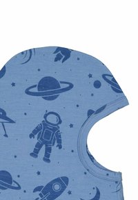 Blå bomuldsbeklædning med mønstre af astronauter, planeter, raketter og stjerner i en mørkere blå nuance, med rund halsudskæring og korte ærmer.