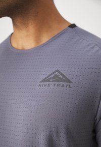 Nike Performance SOLAR CHASE - Športne majice - light carbon/black
