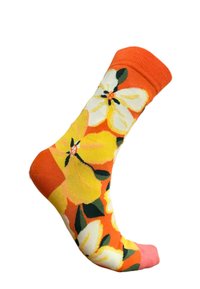Calcetines coloridos con un vibrante fondo naranja, patrones florales en amarillo y blanco, talón y punta en rosa, y una textura de punto suave.