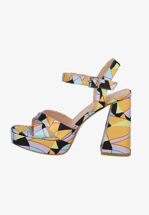 Sandalias de tacón alto con estampado y tacón bloque. Diseño multicolor con formas geométricas en amarillo, azul, negro y rosa. Correa de tobillo ajustable.