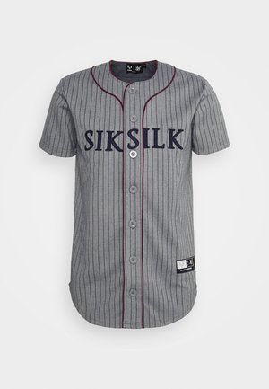 Grijs baseballshirt met korte mouwen, knopen en dunne zwarte verticale strepen, met 'SIKSILK' in marineblauw geborduurd over de borst.