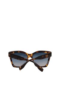 Gafas de sol de carey con una amplia forma de ojo de gato, lentes de gradiente oscuro y un diseño único de cruce en la patilla.