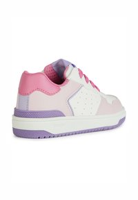 Zapatilla blanca, rosa y morada con una suela texturizada. La parte superior sintética cuenta con perforaciones para la transpirabilidad y acentos de colores contrastantes.