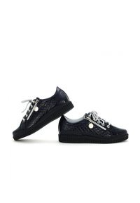 Sneakers tessuti di un blu scuro con finitura testurizzata, suola in gomma, lacci bianchi e un ciondolo decorativo. La zip laterale aggiunge funzionalità.