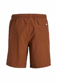 Bruna vävda shorts med ett texturerat mönster, elastisk midja och en enda bakficka. Tyget verkar lätt och avslappnat.