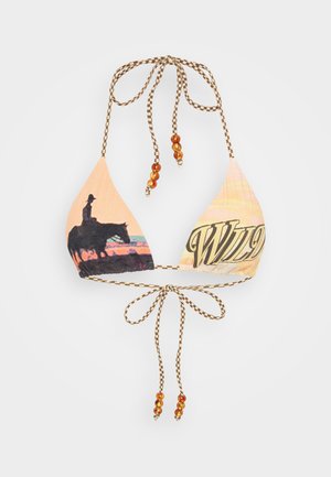 Triangel-bikinitop i ferskenfarvet stof med en cowboy-silhuet og teksten 'WILD'. Tynde, flettede stropper med ravfarvede perler.