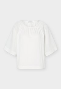 Λευκό χαλαρό μπλουζάκι με στρογγυλή λαιμόκοψη, μαζεμένο ύφασμα στη γιακά και φαρδιά μισά μανίκια με οριζόντιες ραφές.