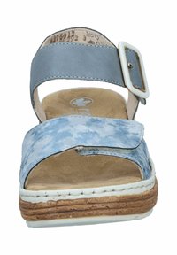 Sandale à brides bleues avec une tige en simili cuir, une bride croisée texturée, une boucle et une plateforme naturelle imitation liège. Semelle intérieure douce.