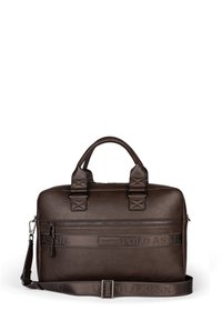 Borsa in pelle sintetica marrone con doppio manico, una tracolla rimovibile, tasca frontale con zip, superficie testurizzata e dettaglio del logo impresso.