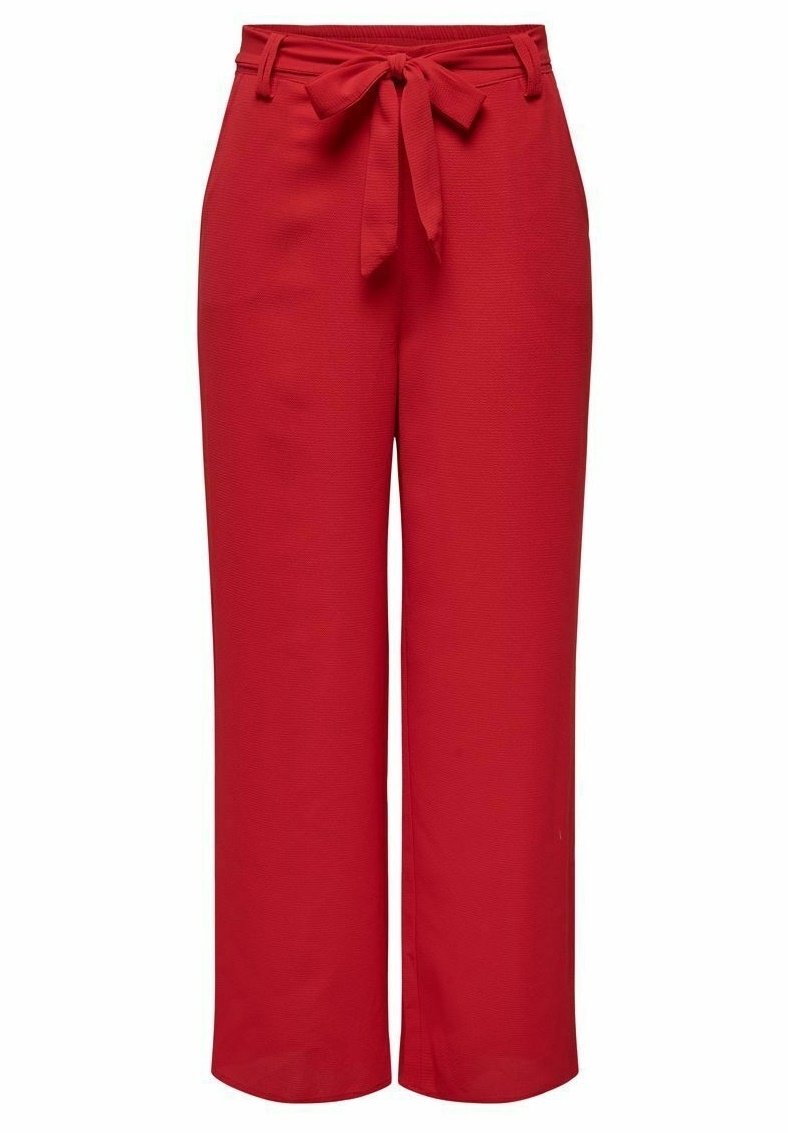 Pantalon large rouge à taille haute, avec passants pour ceinture et un nœud décoratif en tissu à l'avant.