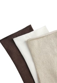 Drei Stoffmuster nebeneinander gelegt: dunkelbraun, sanftes Weiß und helles Beige mit einer dezenten Textur. Jedes hat eine saubere, fertiggestellte Kante.