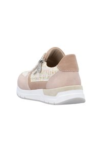 Sneaker rosa chiaro con parte superiore in tessuto testurizzato e accenti in pelle liscia, dotato di una cerniera laterale e suola in gomma bianca.