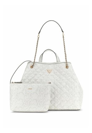 Grand sac à main blanc texturé avec poignées doubles et détails en chaîne dorée, accompagné d'une petite pochette assortie avec fermeture éclair.