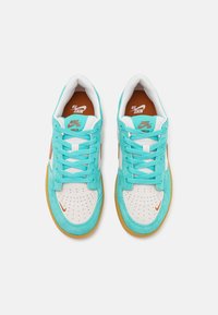 Nike SB-sneakers med en turkos mockaöverdel, vita läderdetaljer och en sula av gummi. Inkluderar perforerade detaljer vid tån och logotyp.
